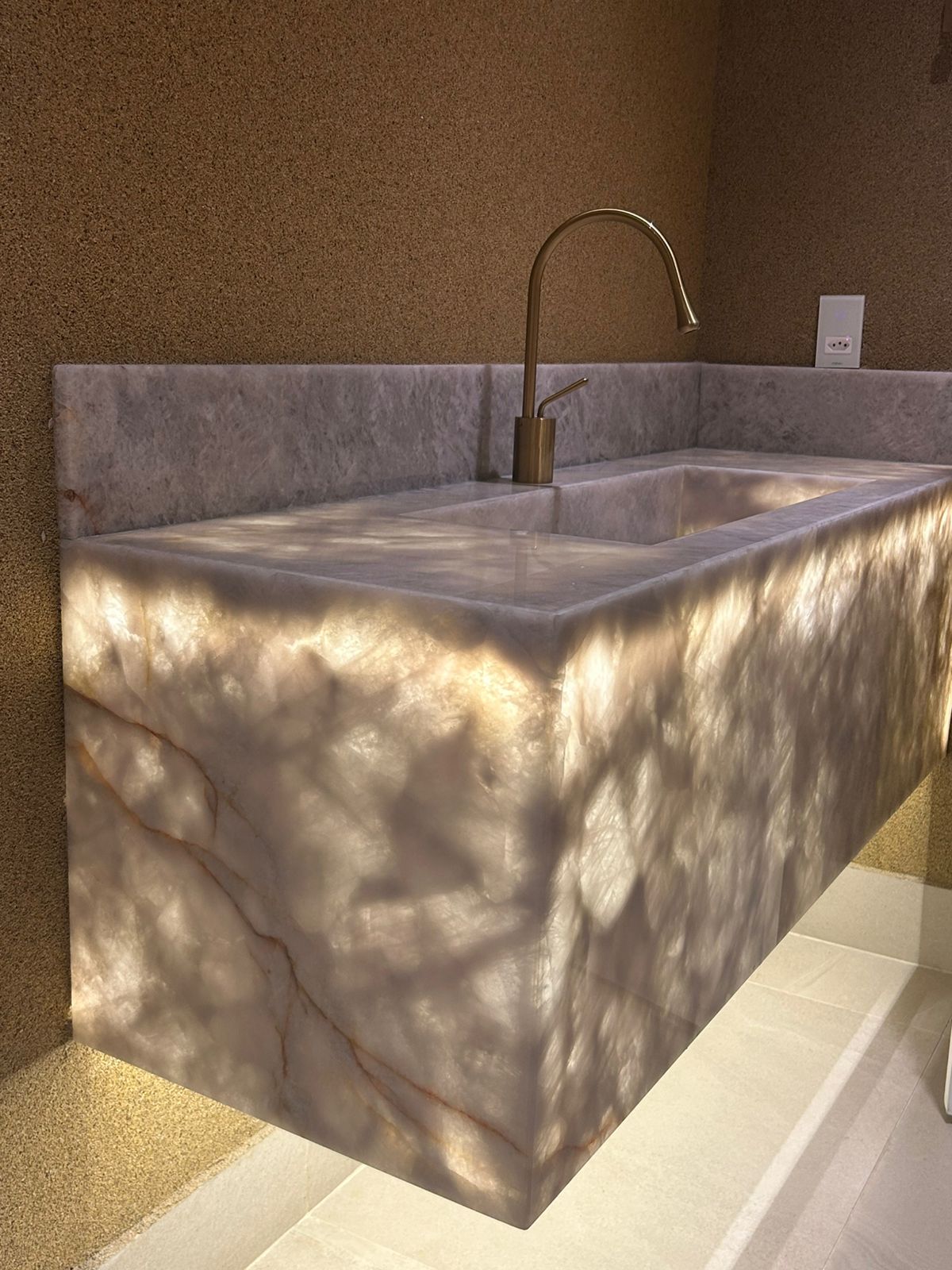 Pia em Quartzito Iluminada